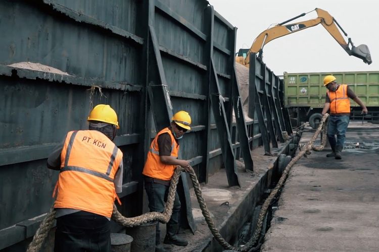 Proses pembangunan di Pelabuhan Marunda, Jakarta Utara
