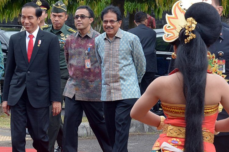 Presiden Joko Widodo (ketiga kiri) berjalan bersama Gubernur Bali Made Mangku Pastika (kedua kiri), Menteri Agraria dan Tata Ruang Indonesia, Sofyan Djalil (kedua kanan) dan Wakil Walikota Denpasar, IGN Jayanegara (ketiga kanan) saat penyerahanan sertifikat tanah di Monumen Perjuangan Rakyat Bali, Jumat (4/8). Pemerintah membagikan 5.903 sertifikat tanah kepada masyarakat Bali melalui program strategis nasional (Prona) yang ditargetkan pada tahun 2019 semua tanah di Pulau Dewata bersertifikat. ANTARA FOTO/Wira Suryantala/nym/foc/17.