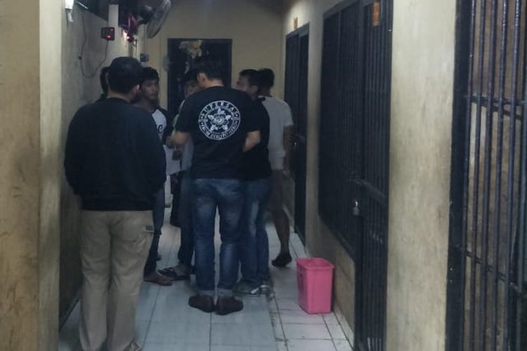 Ruang sel tahanan Polresta Palembang dilakukan pengecekan oleh petugas, setelah 20 tahanan berhasil kabur usai merusak CCTV serta ventilasi udara, Minggu (5/5/2019).