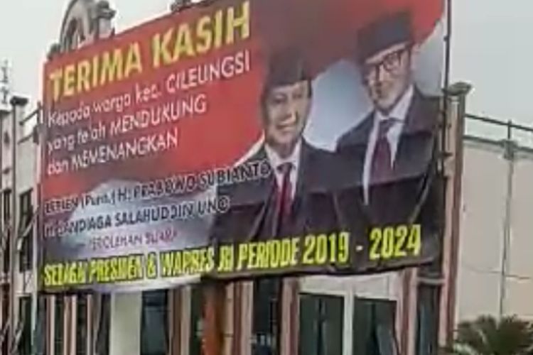 Baliho raksasa bertuliskan ucapan terima kasih dan selamat atas perolehan suara Pasangan Capres-cawapres nomor urut 02 Prabowo-Sandi sebagai Presiden dan Wapres RI periode 2019-2024 di Cileungsi Kabupaten Bogor