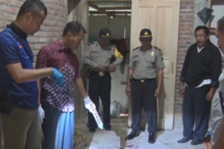 Tim identifikasi Polres Trenggalek Jawa Timur, Melakukan oleh tempat kejadian perkara kasus seorang suami yang hendak membunuh istrinya sendiri (22/07/2017)