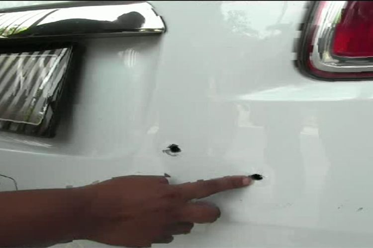 Mobil milik Priyo Budi yang terkena tembakan saat diparkir di garasi, Jumat (21/7/2017).