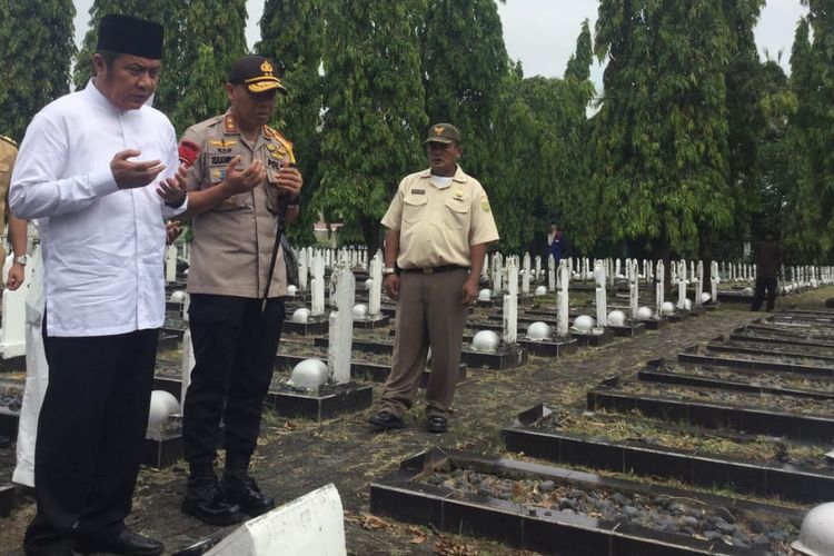 Gubernur Sumsel Herman Deru dan Kapolda Sumsel Irjen Pol Zulkarnain Adinegara saat melakukan doa bersama dengan Forum Kerukunan Umat Beragama (FKUB) di Taman Makam Pahlawan Palembang,Senin (20/5/2019).
