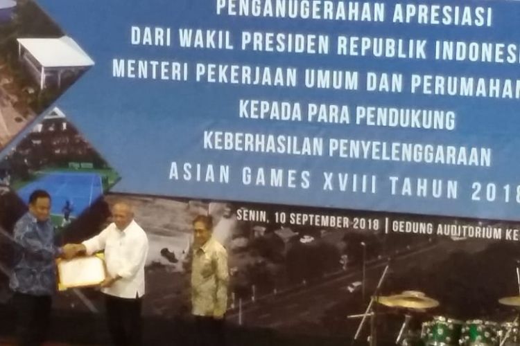 Menteri Pekerjaan Umum dan Perumahan Rakyat Basuki Hadimuljono memberikan piagam penghargaan dalam acara Penganugerahan Apresiasi kepada para pendukung keberhasilan Asian Games 2018, di Jakarta, Senin (10/9/2018).