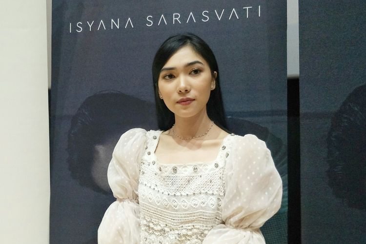 Penyanyi Isyana Sarasvati dalam peluncuran single terbarunya berjudul Untuk Hati yang Terluka di CGV FX Sudirman, Jakarta Selatan, Senin (2/9/2019).