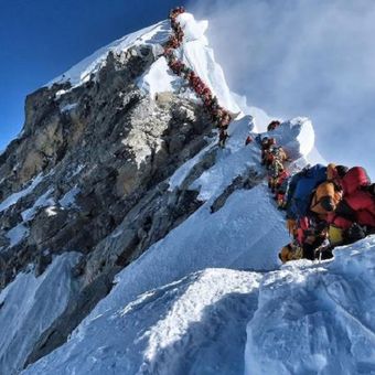 Antrean padat pendaki gunung di sebuah area yang dikenal sebagai zona kematian menuju puncak Gunung Everest. (AFP/PROJECT POSSIBLE)