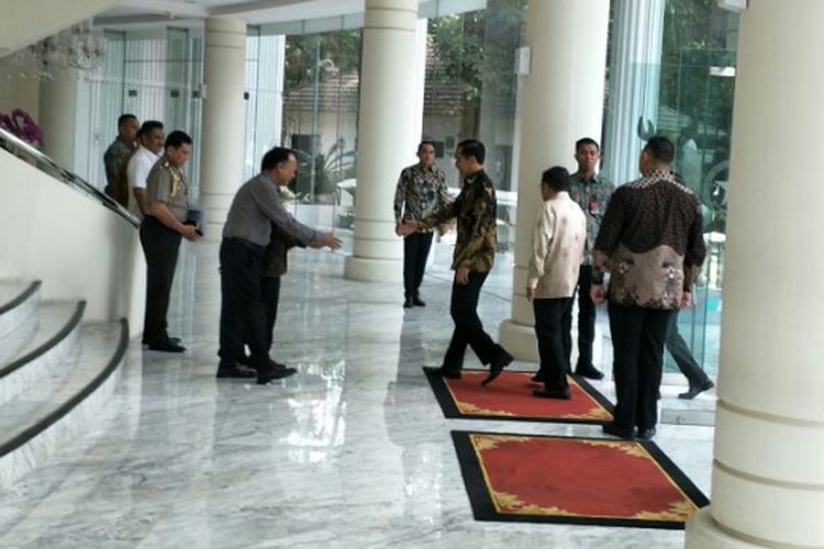 Presiden Joko Widodo menyambangi Kantor Wakil Presiden Jusuf Kalla yang berada di samping Istana Merdeka, Kamis (9/8/2018).