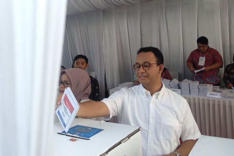 Gubernur DKI Jakarta Anies Baswedan mencoblos di TPS 60 Cilandak Barat, Rabu (17/4/2019).