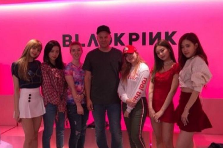 Blackpink berfoto bersama Paul Tollet saat mereka bertemu tahun lalu di Korea Selatan.