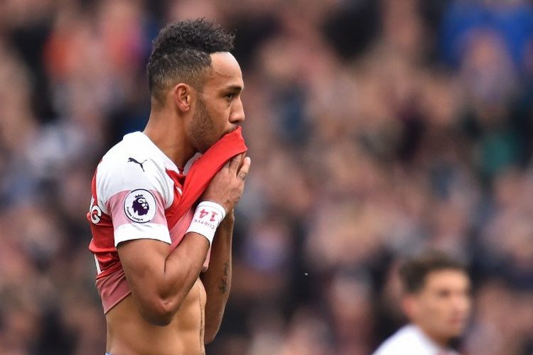 Pierre-Emerick Aubameyang tampak kecewa seusai laga Arsenal vs Brighton & Hove Albion dalam pekan ke-37 Liga Inggris di Stadion Emirates berakhir imbang, 5 Mei 2019. 