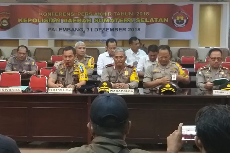 Kapolda Sumatera Selatan menyampakan konfrensi pers akhir tahun, bersama jajaran tinggi Polda Sumsel. Dari data Analisis dan Evaluasi (Anev) setiap 39 menit warga Sumsel jadi korban kriminalitas, Senin (31/12/2018).