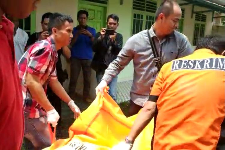 Karlia Nadia Gantasanova alias Lidya (37) dan anak perempuannya inisial US (7) yang ditemukan tewas di rumahnya di Jalan Swakarya, Kelurahan Demang Lebar Daun, Kecamatan Ilir Barat I Palembang, Sumatera Selatan, diduga karena bunuh diri, Kamis (18/4/2019).