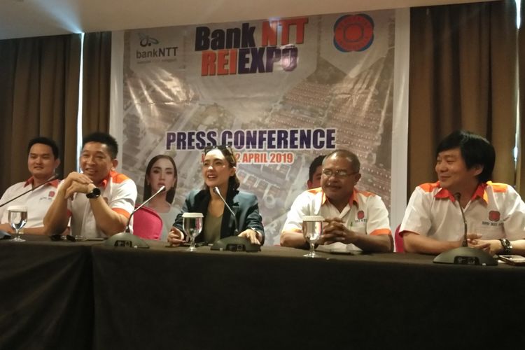Cita Citata (tengah) bersama Pengurus DPD REI NTT memberi keterangan pers kepada sejumlah wartawan di Hotel Aston Kota Kupang, Jumat (12/4/2019), mengenai acara penutupan Bank NTT REI Expo.