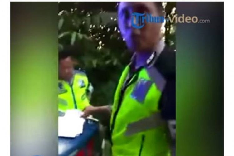 Dua polisi patroli jalan raya dari Ditlantas Polda Kalimantan Timur dicopot dari jabatannya setelah videonya saat melakukan tilang terhadap truk bermuatan cabai di jalan poros Samarinda-Balikpapan viral beberapa waktu lalu.