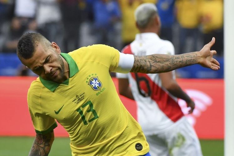 Gaya Dani Alves merayakan golnya pada pertandingan Peru vs Brasil dalam lanjutan Copa America 2019 di Arena Corinthians, 22 Juni 2019. 