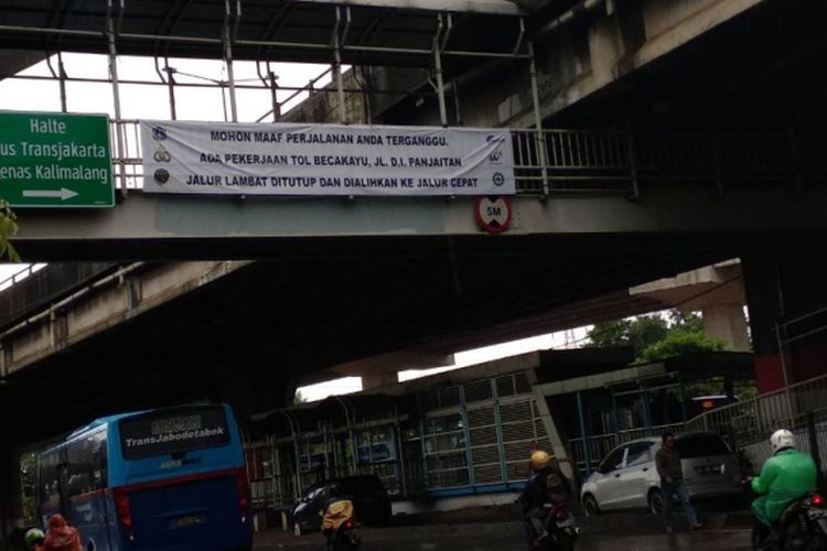 Informasi penutupan jalur lambat di Jalan DI Panjaitan, Jakarta Timur, Senin (29/1/2018)