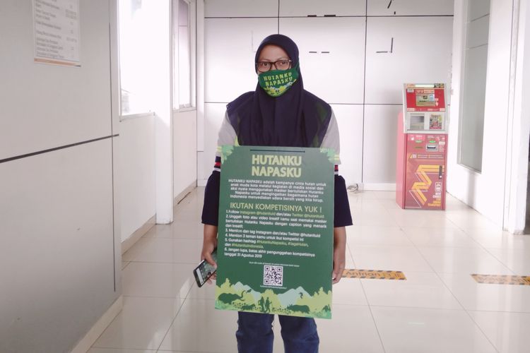 Mela, salah seorang sukarelawan dari organisasi Hutan Itu Indonesia (HII) yang membagikan masker gratis di Stasiun Palmerah, Jakarta Barat pada Rabu (28/8/2019).