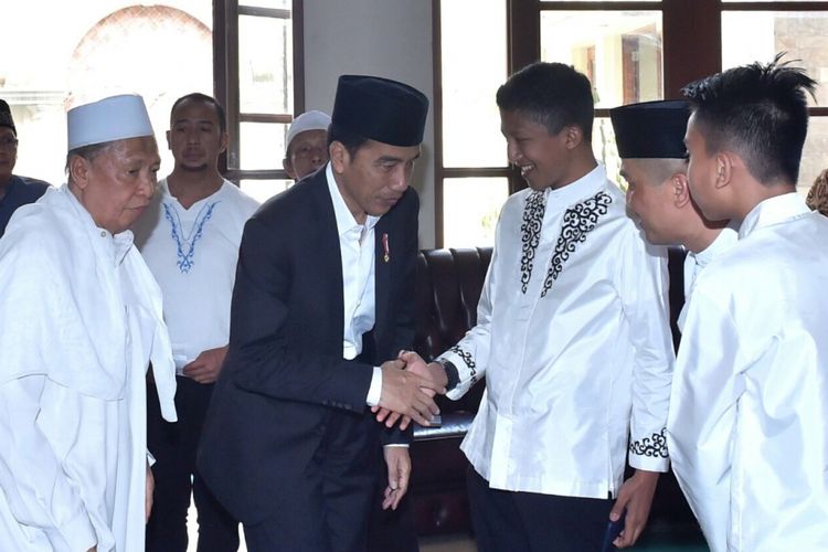 Presiden Joko Widodo, Selasa (12/9/2017) pagi, melayat ke kediaman duka almarhumah Asmaniah Hamzah Haz di bilangan Kuningan, Jakarta Selatan.