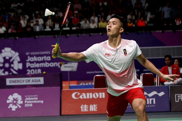 Pemain tungal putra  Indonesia, Jonatan Christie bertanding melawan pemain tunggal putra China, Chen Long pada pertandingan final beregu putra Asian Games 2018 di Istora Senayan, Jakarta, Rabu (22/8/2018). Indonesia harus puas meraih perak di nomor beregu putra.