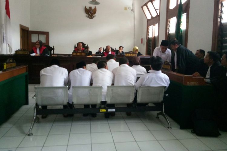 Tampak ke-9 terdakwa dalamnkasus pemotongan dana hibah bantuan sosial kabupaten Tasikmalaya tengah menjalani sidang perdana di Pengadilan Negeri Bandung, Kota Bandung, Jawa Barat, Senin (10/12/2018).