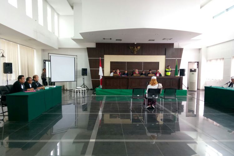 Bahar Bin Smith tengah duduk di kursi pesakitan di Gedung Perpustakaan dan Arsip Kota Bandung.