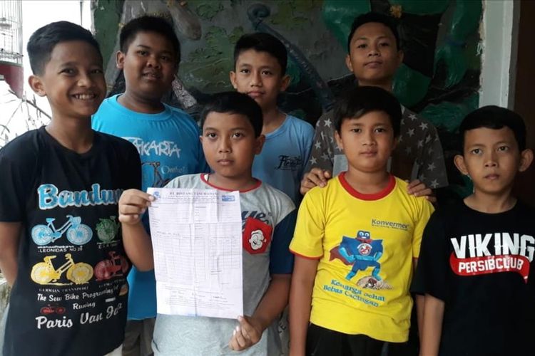 Tujuh bocah asal Kampung Ardio, Kelurahan Cibogor, Kecamatan Bogor Tengah, Kota Bogor, menunjukkan bukti pembayaran seekor sapi seharga Rp 19,5 juta, Senin (22/7/2019). Mereka patungan sebesar Rp 5 ribu selama 10 bulan untuk bisa membeli sapi kurban di Idul Adha tahun ini.