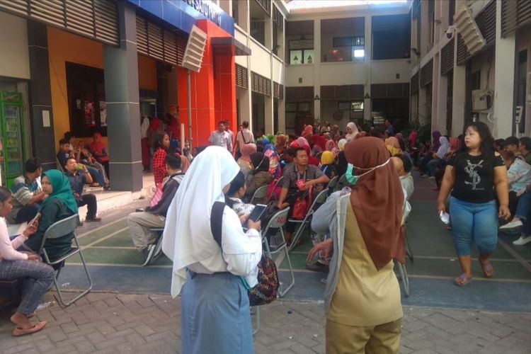 Wali murid mendatangi kantor Dinas Pendidikan Kota Surabaya, Selasa (18/6/2019).