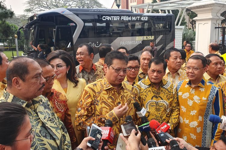 Ketua Umum Partai Golkar Airlangga Hartarto usai mengajak 34 Ketua Dewan Pimpinan Daerah (DPD) tingkat I (provinsi) Partai Golkar untuk sowan ke Presiden Joko Widodo, Senin (1/7/2019) sore.  Agenda pertemuan itu berlangsung tertutup di Istana Kepresidenan, Bogor. 