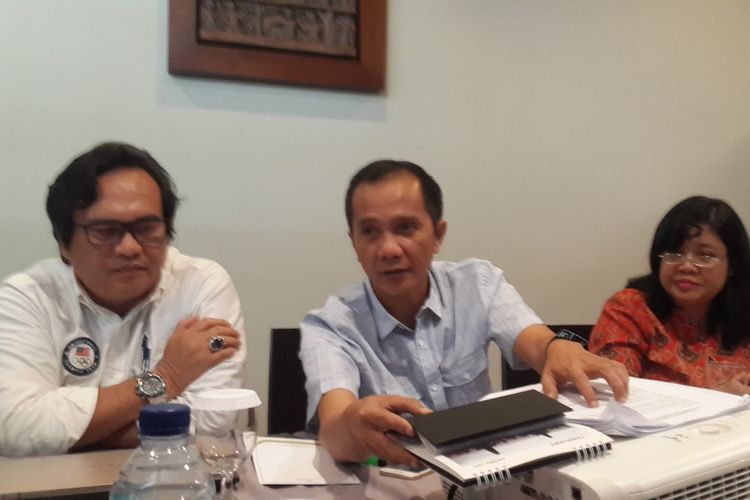Anggota tim pakar pada tim gabungan penyelidikan kasus teror penyiraman air keras terhadap Novel Baswedan, Nur Kholis (tengah) dan Poenky Indarti (kanan) saat ditemui di Kota Malang, Rabu (20/3/2019)
