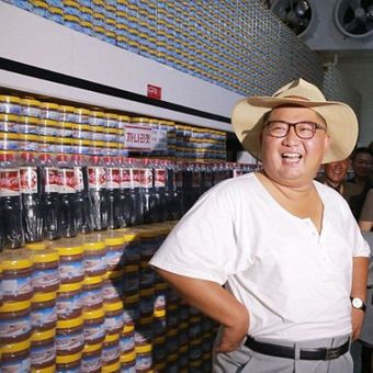 Kim Jong Un ketika berkunjung ke pabrik di provinsi Hwanghae Selatan. (KCNA/AFP)
