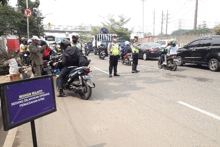 Samsat Jakarta Barat menggelar operasi razia gabungan pengesahan surat tanda nomor kendaraan (STNK) dan pembayaran pajak kendaraan di Jalan Lingkar Luar Barat, Cengkareng, Jakarta Barat pada Kamis (27/9/2018).