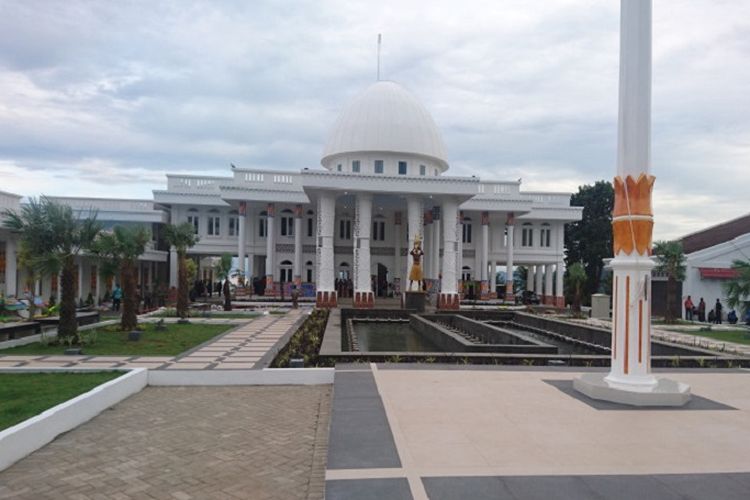 Pembangunan gedung ini digagas oleh Gubernur Papua, Lukas Enembe. 