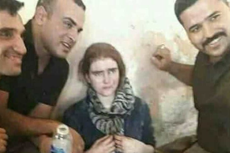 Dalam salah satu foto yang diunggah ke media sosial ini terlihat remaja perempuan yang diduga kuat adalah Linda W (16) asal Jerman dikelilingi tentara Irak yang menemukannya di Kota Tua Mosul.