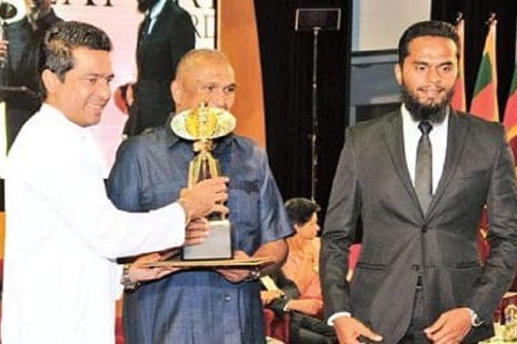 Inshaf Ahmed Ibrahim (kanan) ketika menerima penghargaan Presidential Export Award di Colombo pada 2016. Inshaf merupakan salah satu pelaku ledakan bom Sri Lanka yang menewaskan 359 orang pada Minggu (21/4/2019).