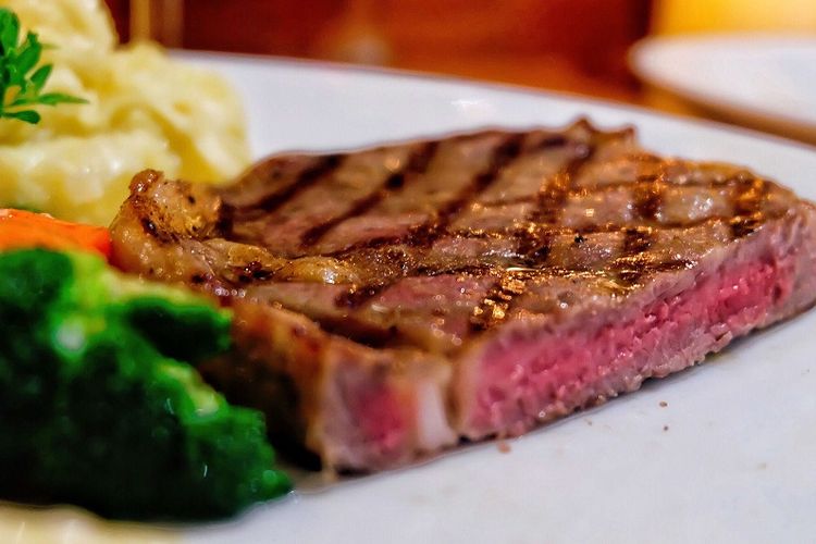 Pilihan steak di Opiopio cafe & grill.