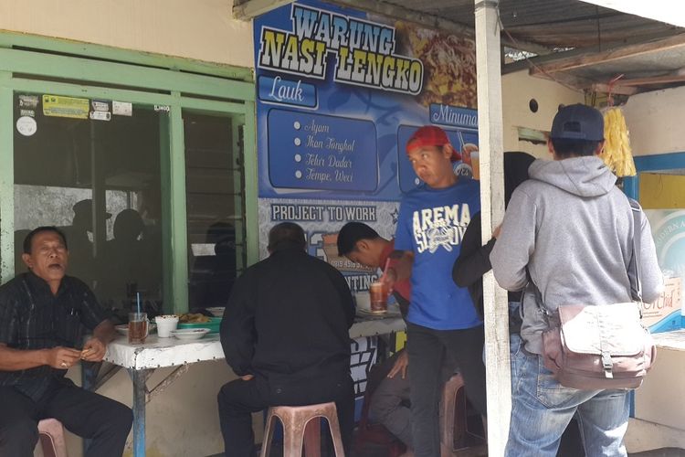 Suasana Warung Lengko di kawasan Universitas Brawijaya, Malang, Jawa Timur, Selasa (3/9/2019).