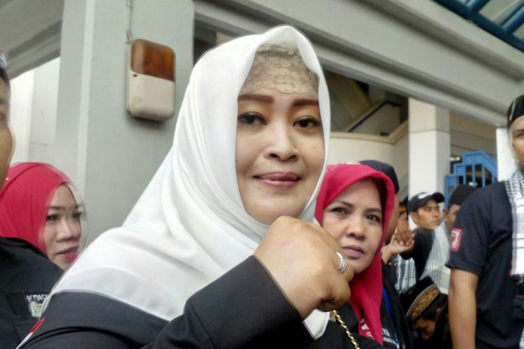 Pendiri sekaligus Ketua Umum Ormas Kebangkitan Jawara dan Pengacara (Bang Japar), Fahira Idris di acara apel akbar sekaligus pelantikan pengurus Ormas Bang Japar se-DKI, di Universitas Trilogi, Pancoran, Jakarta Selatan, Minggu (13/8/2017).