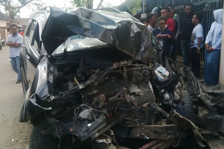 Kondisi sebuah mobil Toyota Fortuner mengalami rusak berat di bagian depan setelah menabrak dua pengendara sepeda motor hingga tewas di tempat, Selasa (22/8/2017).