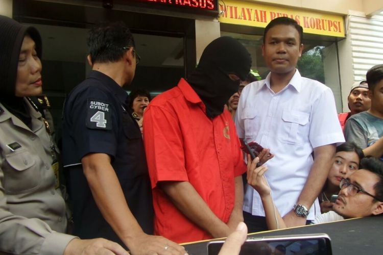 MHHS, tersangka kasus dugaan tindak asusila terhadap putri artis peran Nafa Urbach di Ditreskrimsus Polda Metro Jaya, Jakarta, Selasa (10/10/2017).