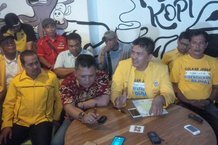 626 PK Partai Golkar yang tersebar di seluruh Jawa Barat menyatakan penolakan terhadap Keputusan DPP Partai Golkar mengusung Ridwan Kamil dan Daniel Muttaqien di Pilkada Jawa Barat 2018 mendatang. 
