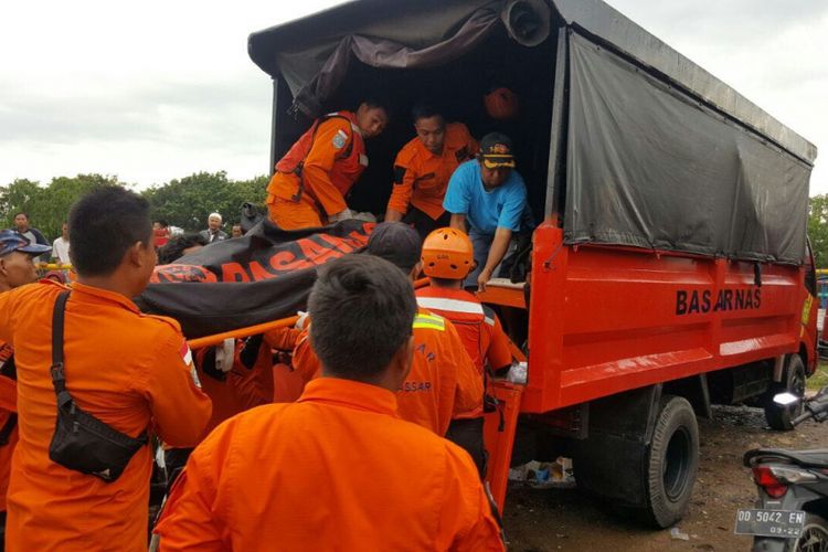 Pria mengidap gangguan jiwa atau stres, Darman alias Aco Damang (32), warga Kelurahan Mappasaile, Kecamatan Pangkajene, Kabupaten Pangkep, yang hilang tenggelam setelah melompat ke Sungai Kalibersih akhirnya ditemukan dalam kondisi tak bernyawa, Senin (15/1/2018).