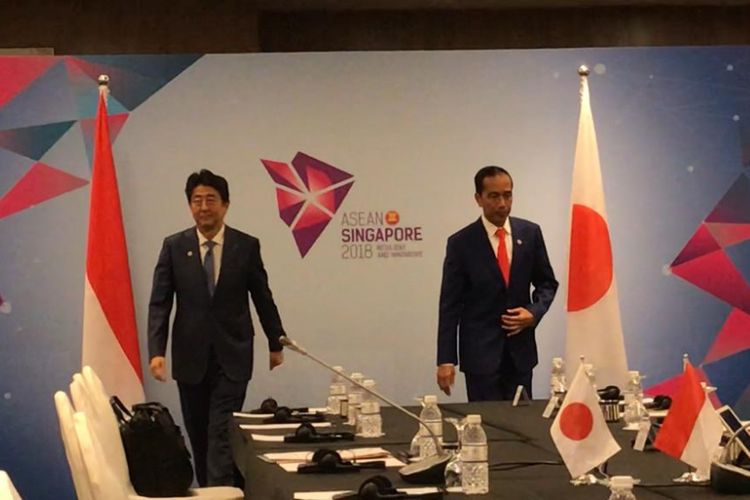 Presiden Joko Widodo dan Perdana Menteri Jepang Shinzo Abe saat pertemuan bilateral di Singapura, Kamis (15/11/2018).