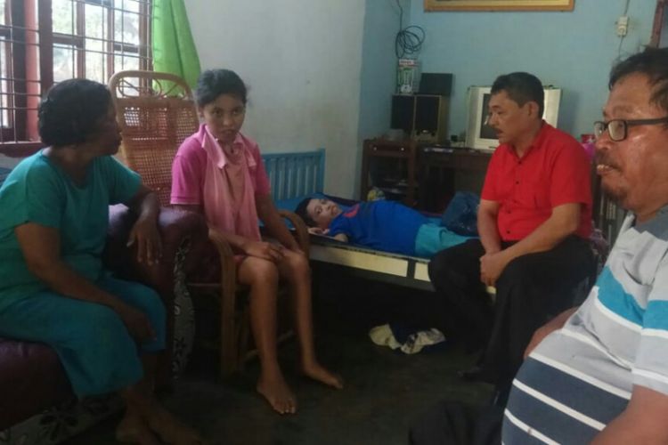 Mariani dan Tri Putri didampingi ayah ibunya di rumah mereka di Jalan Dusun Matio, Pematangsiantar, Rabu (16/1/2019).