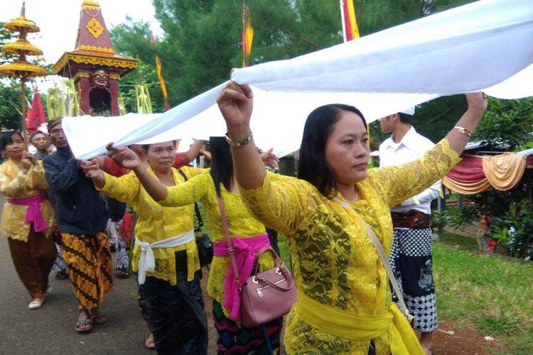 Umat Hindu Saat Melakukan Arak-arakan Menuju ke Pura di Pantai Ngobaran, Saptosari, Gunungkidul, Yogyakarta Selasa (19/2/2019)