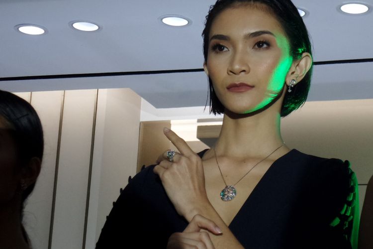 Koleksi perhiasan kolaborasi Tex Saverio dan Miss Mondial seri Water di Plaza Indonesia, Jumat (8/3/2019).