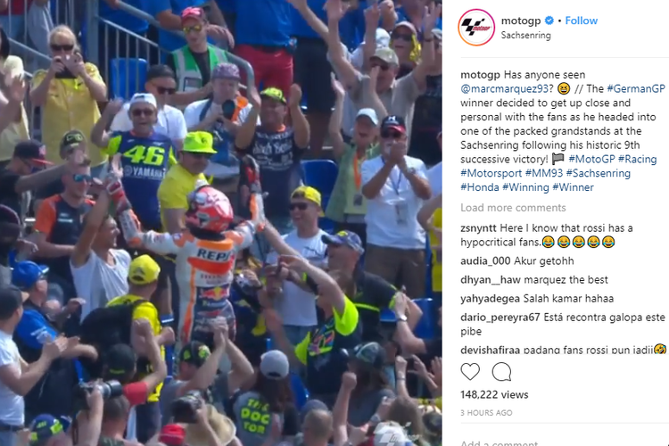 Selebrasi kemenangan pebalap Repsol Honda Marc Marquez di Sirkuit Sachsenring, Jerman, Minggu (15/7/2018). Terlihat kerumuman penonton yang dihampiri Marquez adalah para penonton yang beratribut pebalap Movistar Yamaha Valentino Rossi.
