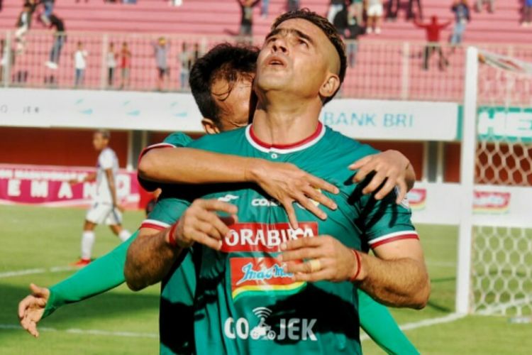 Selebrasi Cristian Gonzales seusai mencetak gol ke pada laga PSS Sleman vs Persita Tangerang, Jumat (16/11/2018). 