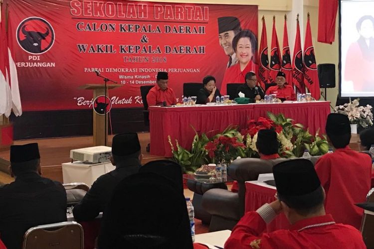 Suasana Sekolah Partai PDI Perjuangan bagi calon kepala daerah di Wisma Kinasih, Depok, Jawa Barat, Selasa (12/12/2017).