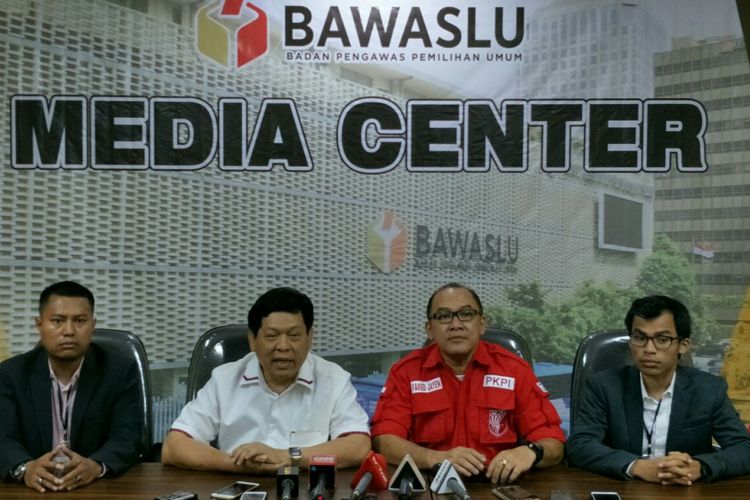 Sekretaris Jenderal PKPI Imam Anshori Saleh (kedua dari kiri) ketika ditemui usai sidang adjudikasi penyelesaian sengketa proses Pemilu di Kantor Bawaslu RI, Jakarta, Selasa (6/3/2018).