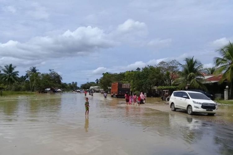 Jalan penghubung antara Kecamatan Matangkuli dan Kecamatan Tanah Luas di Desa Rayeuk Kuta, Tanah Luas, Aceh Utara, mulai terendam banjir, Rabu (17/10/2018) siang. Tercatat 22 desa terendam banjir di dua kecamatan tersebut